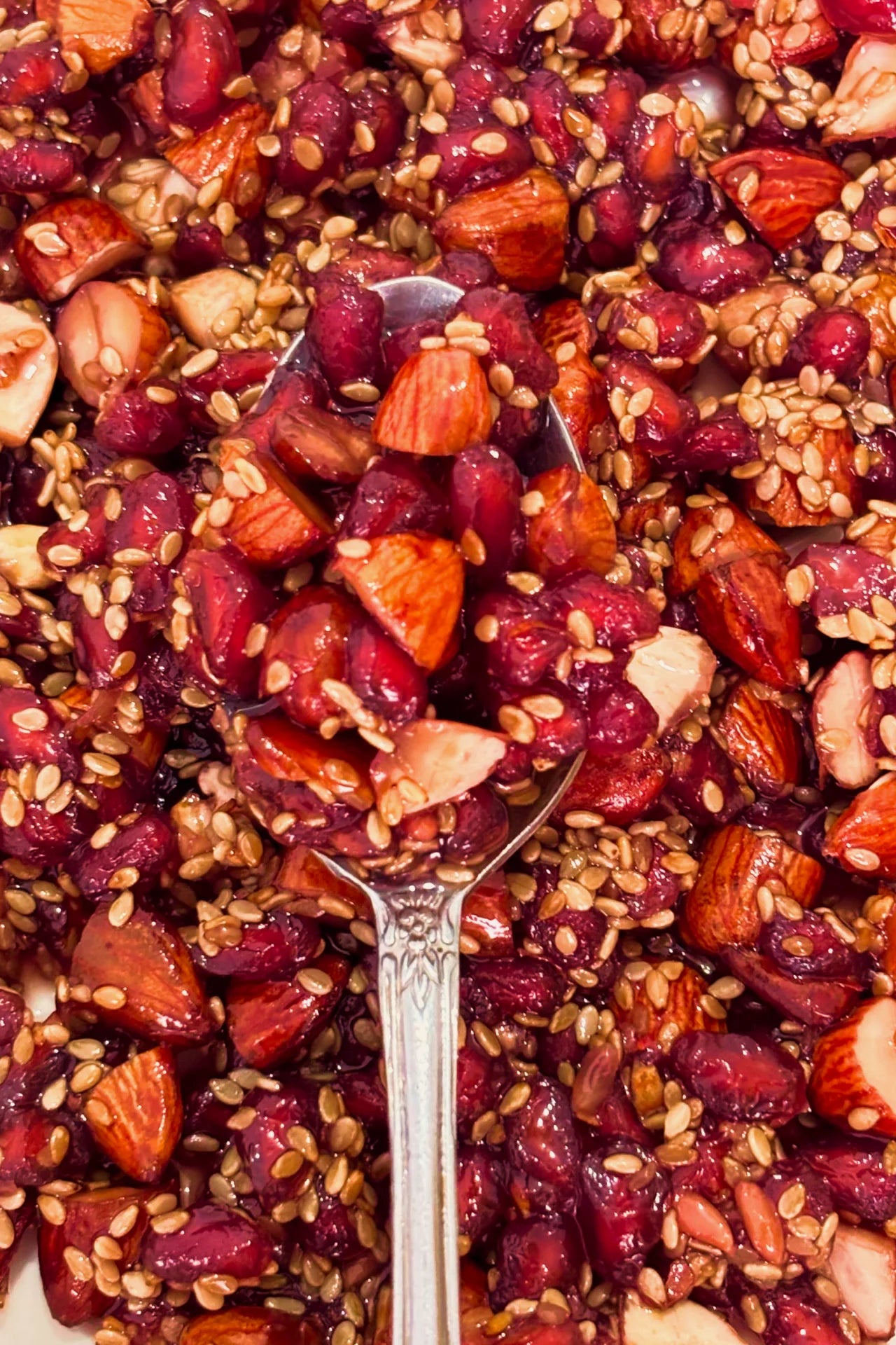 معجون رمان بالجلجلان واللوز