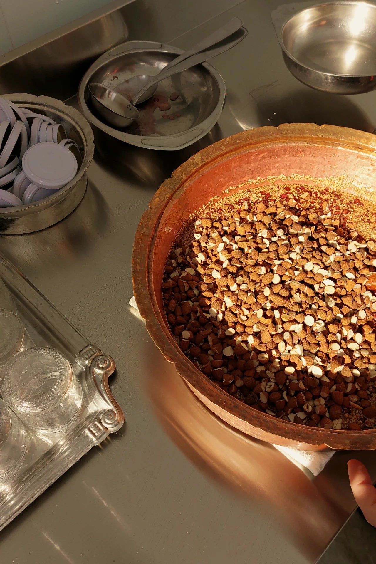 معجون رمان بالجلجلان واللوز