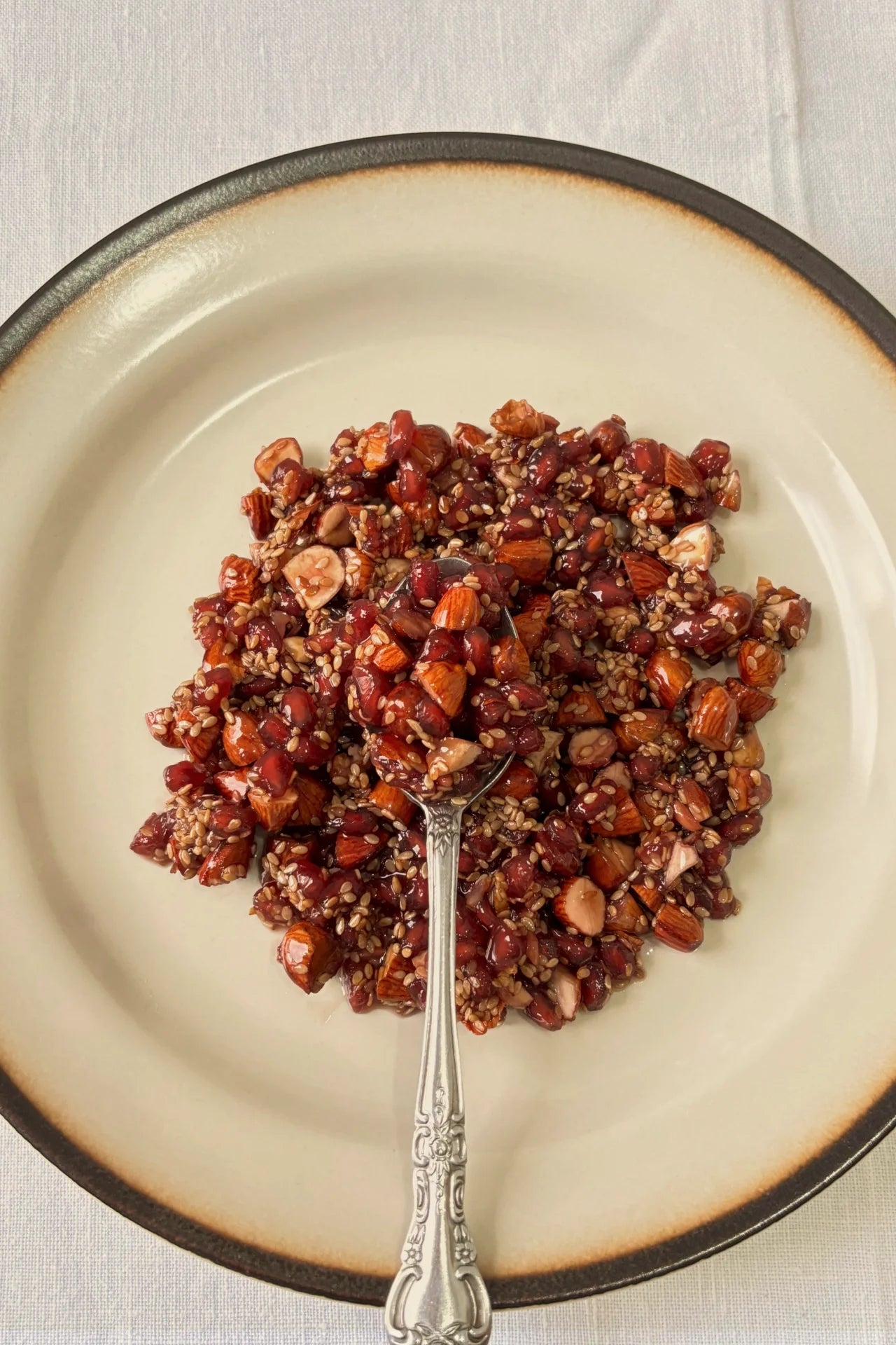 معجون رمان بالجلجلان واللوز